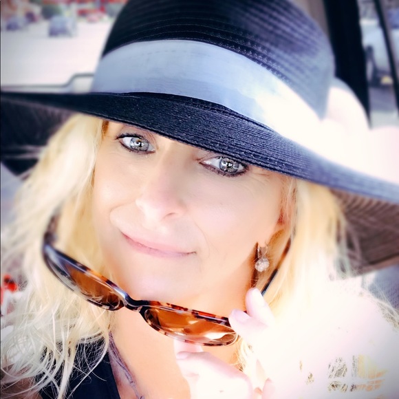 Meet your Posher, Valerie - Picture 1 of 1